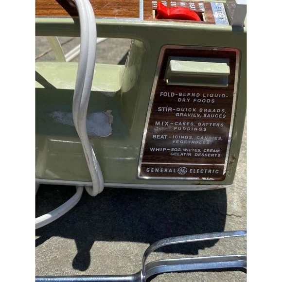 Vintage GE General Electric Deluxe 5 Speed Hand Mixer D2M22 Avocado Green - Picture 2 of 7